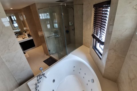Condominio de 3 dormitorios en Khlong Toei, Bangkok, Tailandia № 200687 - foto 18