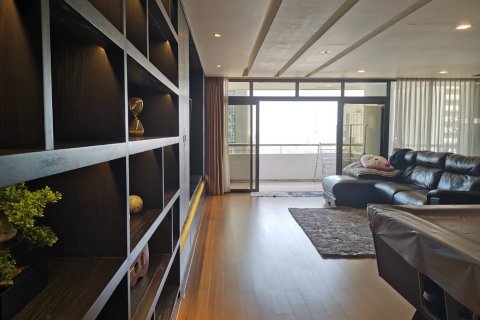 Condominio de 3 dormitorios en Khlong Toei, Bangkok, Tailandia № 200687 - foto 17