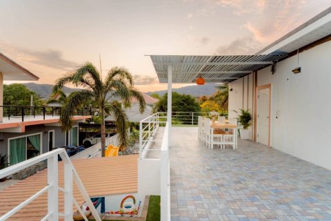Chalet de 5 dormitorios en Hua Hin, Tailandia № 170957 - foto 28