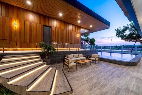 Villa in Pattaya, Thailand 7 bedrooms № 176782