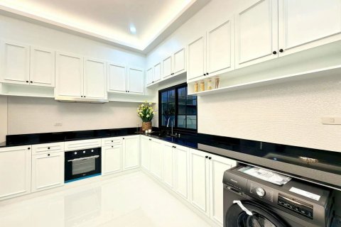Chalet de 3 dormitorios en Pattaya, Tailandia № 170345 - foto 9
