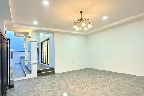Chalet de 3 dormitorios en Pattaya, Tailandia № 170345 - foto 17