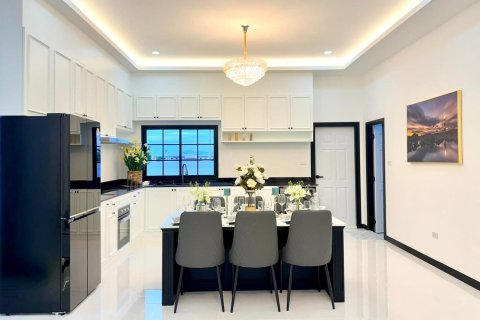 Chalet de 3 dormitorios en Pattaya, Tailandia № 170345 - foto 7