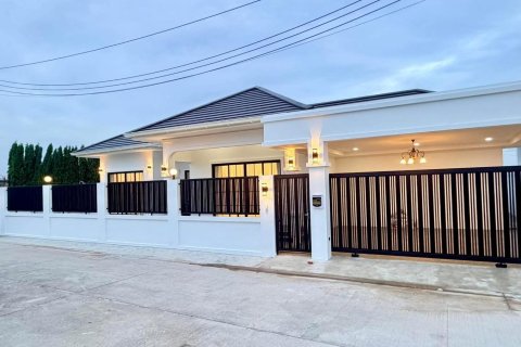Chalet de 3 dormitorios en Pattaya, Tailandia № 170345 - foto 5