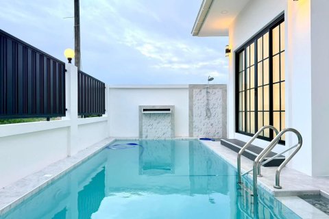 Chalet de 3 dormitorios en Pattaya, Tailandia № 170345 - foto 2