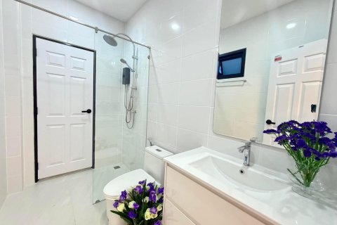 Chalet de 3 dormitorios en Pattaya, Tailandia № 170345 - foto 12