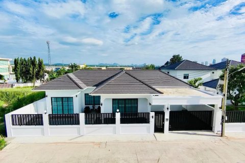Chalet de 3 dormitorios en Pattaya, Tailandia № 170345 - foto 18