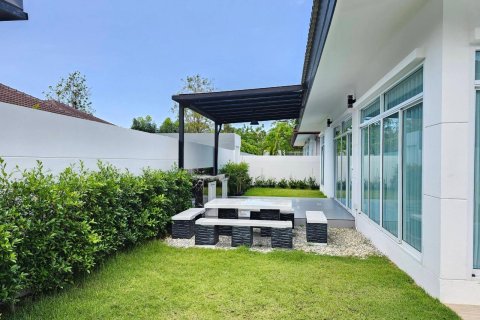 Chalet de 3 dormitorios en Pattaya, Tailandia № 170343 - foto 8