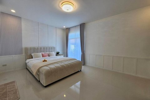 Chalet de 3 dormitorios en Pattaya, Tailandia № 170343 - foto 22