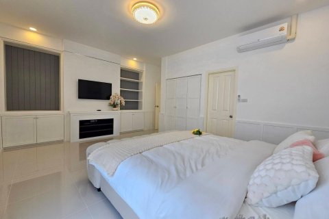 Chalet de 3 dormitorios en Pattaya, Tailandia № 170343 - foto 23