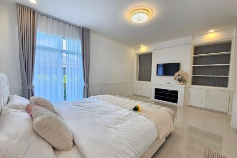 Chalet de 3 dormitorios en Pattaya, Tailandia № 170343 - foto 25