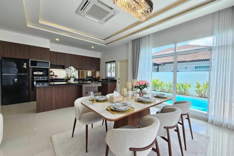 Chalet de 3 dormitorios en Pattaya, Tailandia № 170343 - foto 13