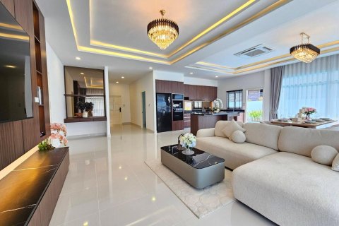 Chalet de 3 dormitorios en Pattaya, Tailandia № 170343 - foto 11