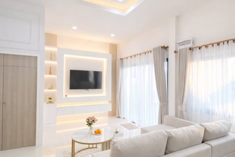Chalet de 3 dormitorios en Pattaya, Tailandia № 170342 - foto 8