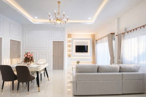 Chalet de 3 dormitorios en Pattaya, Tailandia № 170342 - foto 3