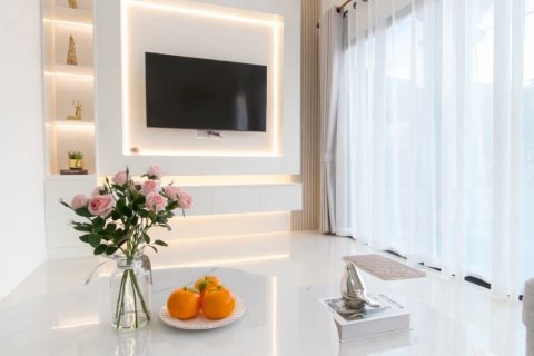 Chalet de 3 dormitorios en Pattaya, Tailandia № 170342 - foto 16