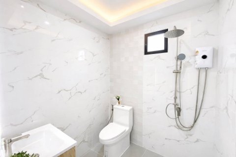 Chalet de 3 dormitorios en Pattaya, Tailandia № 170342 - foto 18