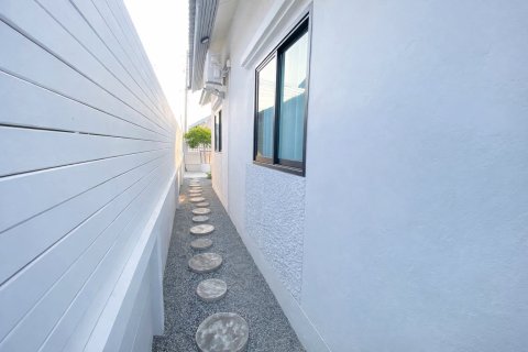 Chalet de 3 dormitorios en Pattaya, Tailandia № 170342 - foto 22