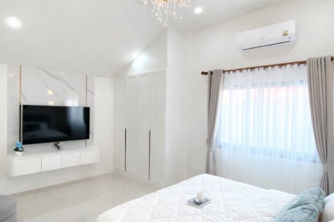 Chalet de 3 dormitorios en Pattaya, Tailandia № 170342 - foto 12