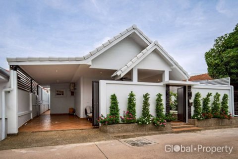 Casa de 4 dormitorios en Pattaya, Tailandia № 149553 - foto 3
