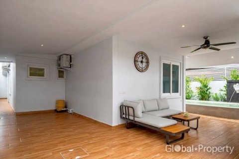 Casa de 4 dormitorios en Pattaya, Tailandia № 149553 - foto 4