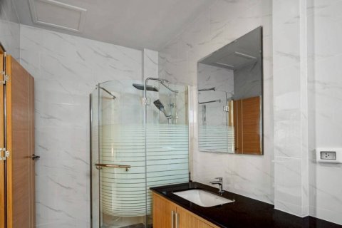 Casa de 4 dormitorios en Pattaya, Tailandia № 149553 - foto 12