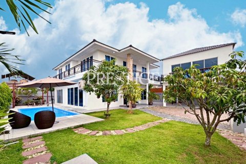 House in Pattaya, Thailand 4 bedrooms № 198134