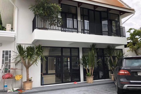 Casa de 2 dormitorios en Phra Khanong, Bangkok, Tailandia № 143736