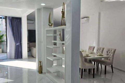 Casa de 4 dormitorios en Pattaya, Tailandia № 183061 - foto 9