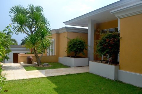 Casa de 4 dormitorios en Pattaya, Tailandia № 157470 - foto 15