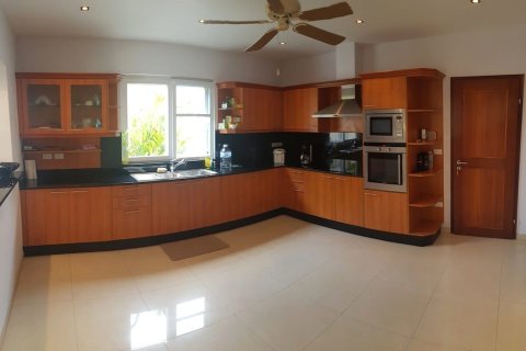 Casa de 4 dormitorios en Pattaya, Tailandia № 157470 - foto 2