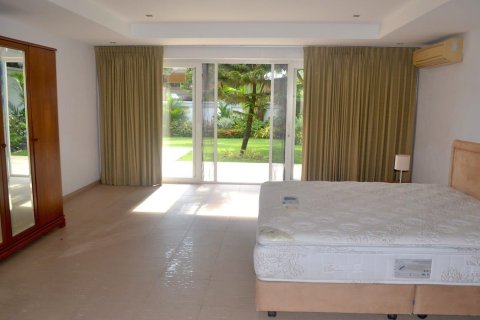Casa de 4 dormitorios en Pattaya, Tailandia № 157470 - foto 12