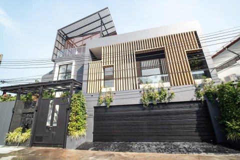 House in Bangkok, Thailand 6 bedrooms № 157474