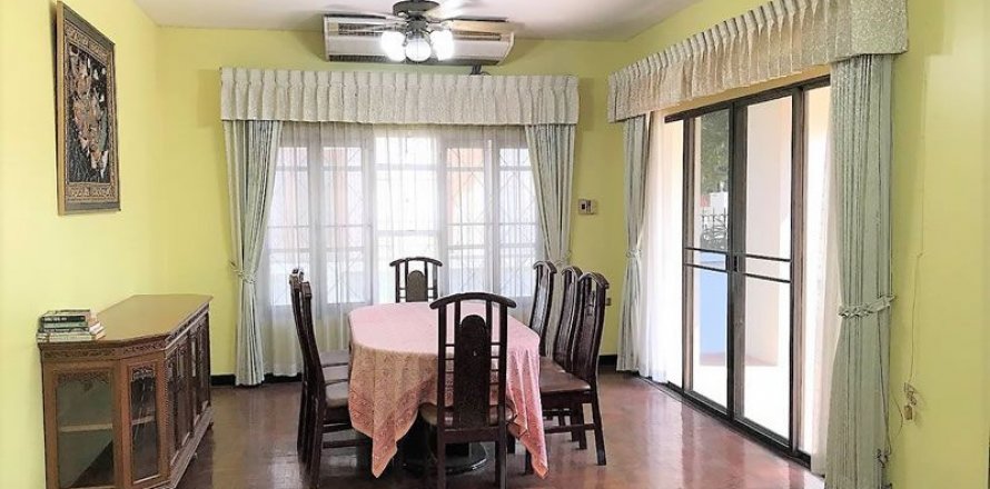 Casa de 4 dormitorios en Pattaya, Tailandia № 54018