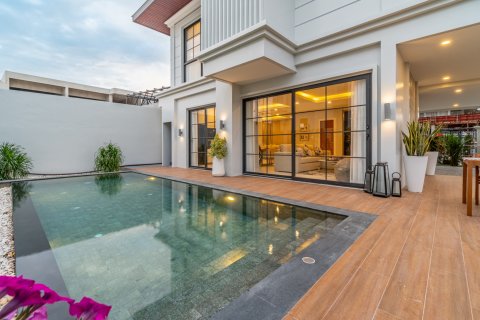Chalet de 4 dormitorios en Pattaya, Tailandia № 134163 - foto 2