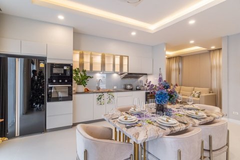 Chalet de 4 dormitorios en Pattaya, Tailandia № 134163 - foto 11