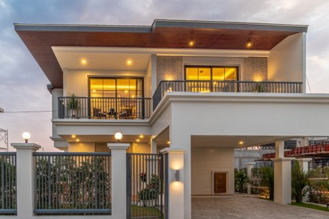Chalet de 4 dormitorios en Pattaya, Tailandia № 134163