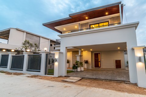 Chalet de 4 dormitorios en Pattaya, Tailandia № 134163 - foto 22