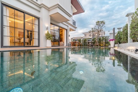 Chalet de 4 dormitorios en Pattaya, Tailandia № 134163 - foto 3