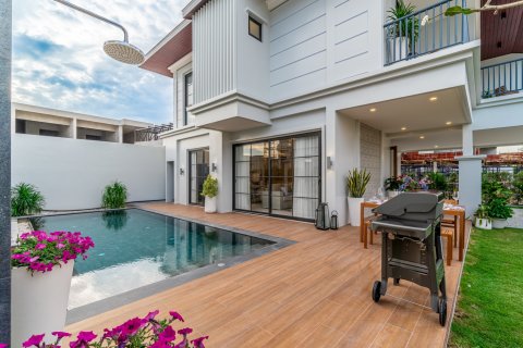 Chalet de 4 dormitorios en Pattaya, Tailandia № 134163 - foto 6