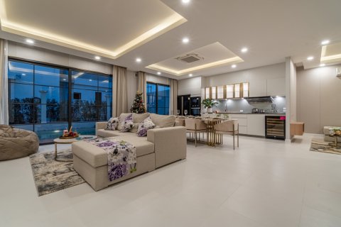 Chalet de 4 dormitorios en Pattaya, Tailandia № 134163 - foto 10