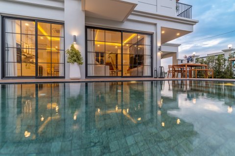 Chalet de 4 dormitorios en Pattaya, Tailandia № 134163 - foto 4