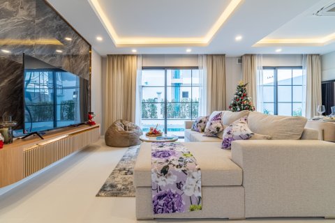 Chalet de 4 dormitorios en Pattaya, Tailandia № 134163 - foto 18