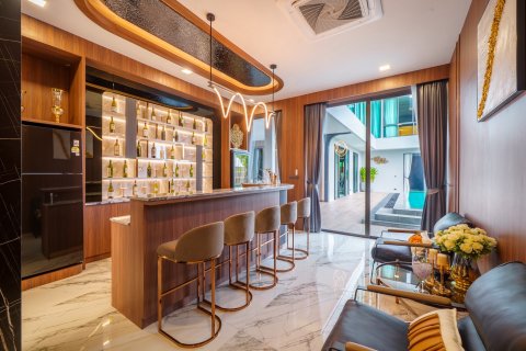 Chalet de 6 dormitorios en Pattaya, Tailandia № 134159 - foto 16