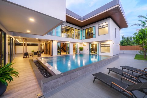 Chalet de 6 dormitorios en Pattaya, Tailandia № 134159 - foto 2