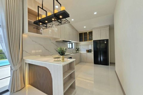 Chalet de 4 dormitorios en Pattaya, Tailandia № 173029 - foto 6