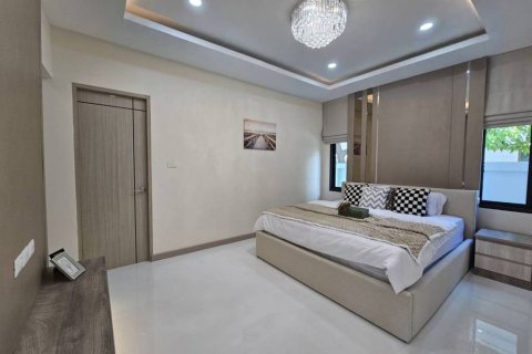 Chalet de 4 dormitorios en Pattaya, Tailandia № 173029 - foto 10