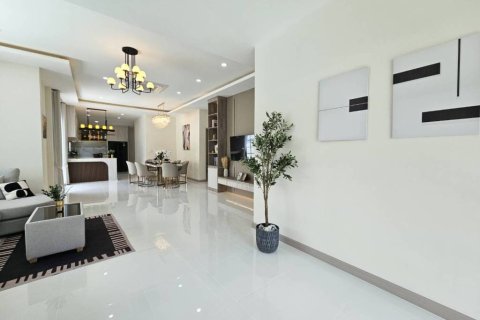 Chalet de 4 dormitorios en Pattaya, Tailandia № 173029 - foto 4