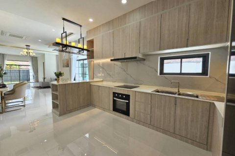 Chalet de 4 dormitorios en Pattaya, Tailandia № 173029 - foto 7