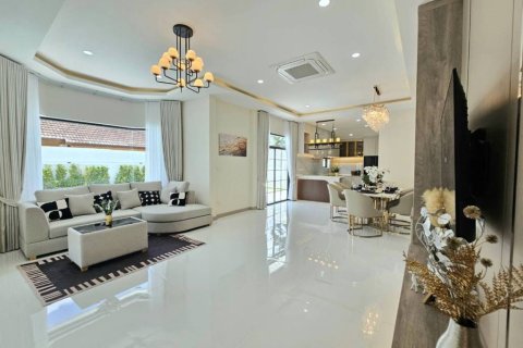 Chalet de 4 dormitorios en Pattaya, Tailandia № 173029 - foto 3